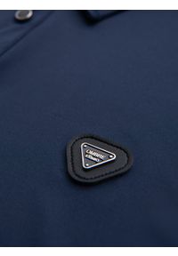 Ombre Clothing - Polo koszulka z długim rękawem zapinana na eleganckie, brandowane guziki – granatowa V3. Okazja: na co dzień. Typ kołnierza: polo. Kolor: niebieski. Materiał: nylon, elastan, skóra, dzianina. Długość rękawa: długi rękaw. Długość: długie. Styl: elegancki #5