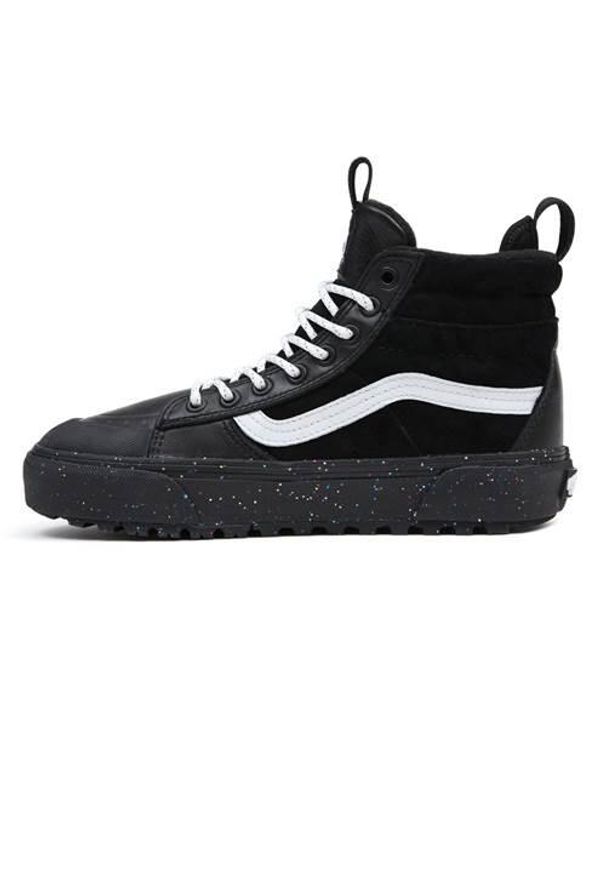 Buty do chodzenia damskie Vans SK8HI MTE2. Wysokość cholewki: za kostkę. Zapięcie: sznurówki. Kolor: czarny. Materiał: guma, tkanina, skóra, materiał. Szerokość cholewki: normalna. Sport: turystyka piesza