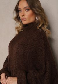 Renee - Brązowy Golf Oversize z Wełną z Opadającą Linią Ramion Lilirea. Okazja: na co dzień. Typ kołnierza: golf. Kolor: brązowy. Materiał: wełna. Styl: casual, elegancki #3