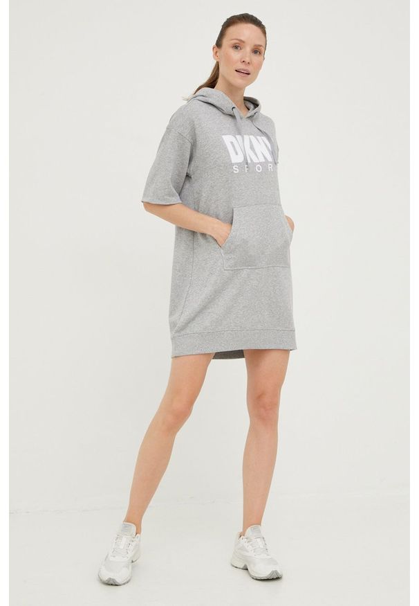 DKNY - Dkny sukienka kolor szary mini prosta. Okazja: na co dzień. Typ kołnierza: kaptur. Kolor: szary. Materiał: dzianina. Długość rękawa: krótki rękaw. Typ sukienki: proste. Styl: casual. Długość: mini