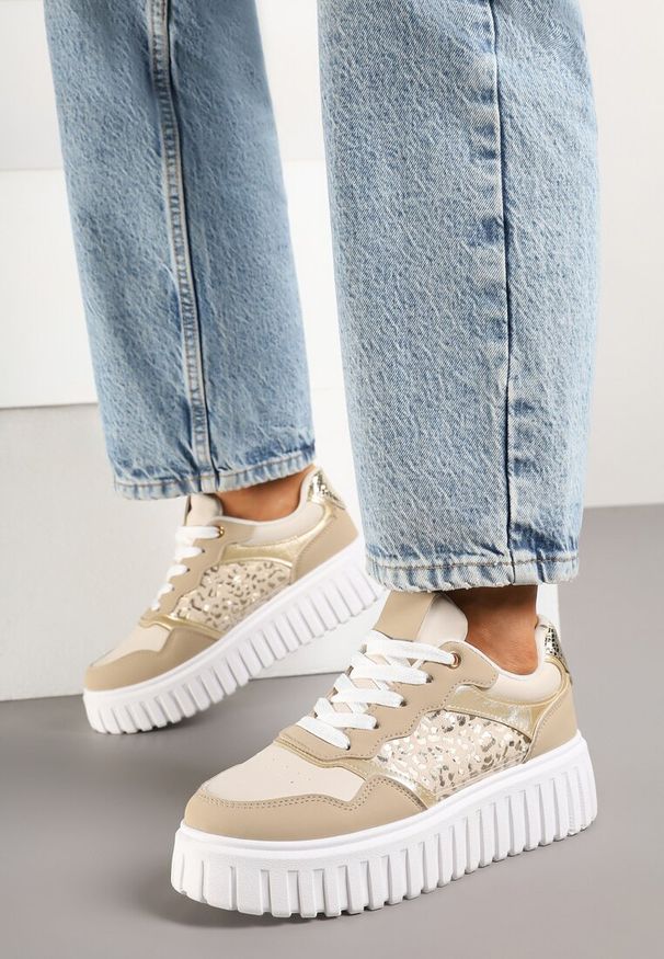 Born2be - Beżowe Sneakersy na Grubej Tłoczonej Podeszwie z Perforacją i Panterką Odivila. Kolor: beżowy. Materiał: jeans. Wzór: motyw zwierzęcy