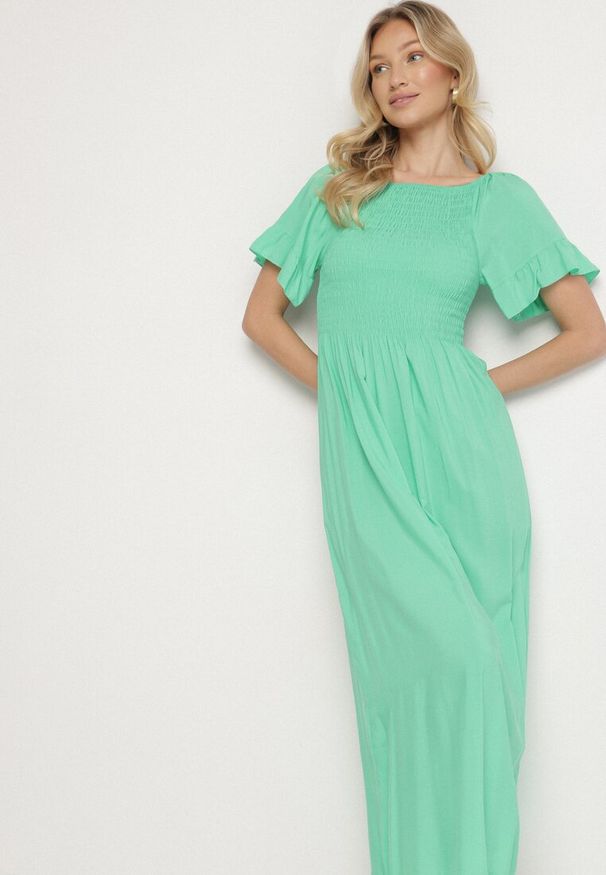 Born2be - Jasnozielona Bawełniana Sukienka o Kroju Hiszpanki z Elastyczną Górą Niloviria. Okazja: na co dzień. Typ kołnierza: dekolt hiszpanka. Kolor: zielony. Materiał: bawełna. Długość rękawa: krótki rękaw. Styl: klasyczny, casual