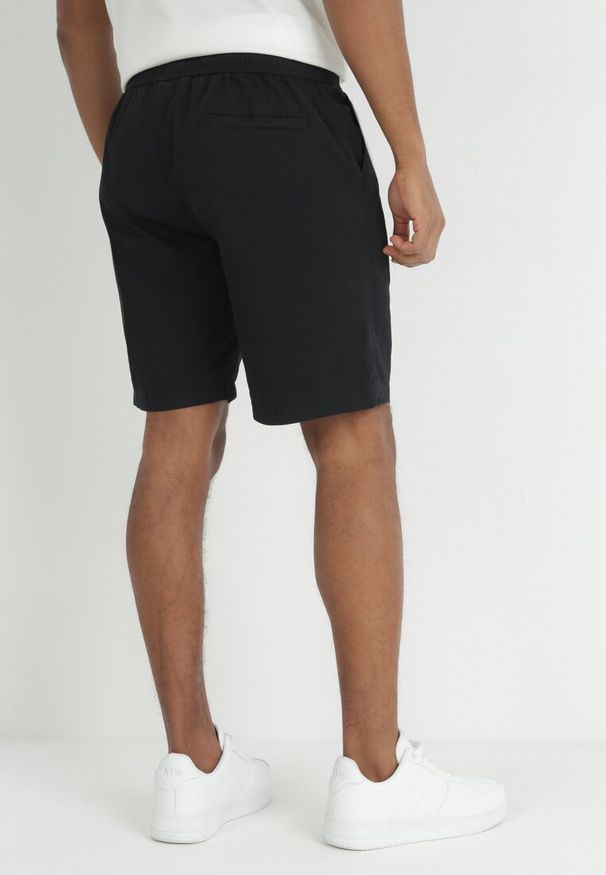 Born2be - Czarne Szorty z Regulowanym Stanem i Gumką w Pasie Dolola. Kolor: czarny. Materiał: tkanina. Długość: do kolan. Styl: sportowy