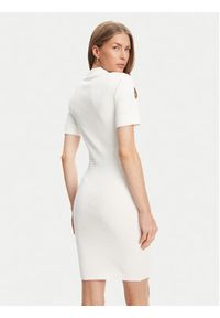 Guess Sukienka dzianinowa W5YK29 Z0130 Biały Slim Fit. Kolor: biały. Materiał: syntetyk #5