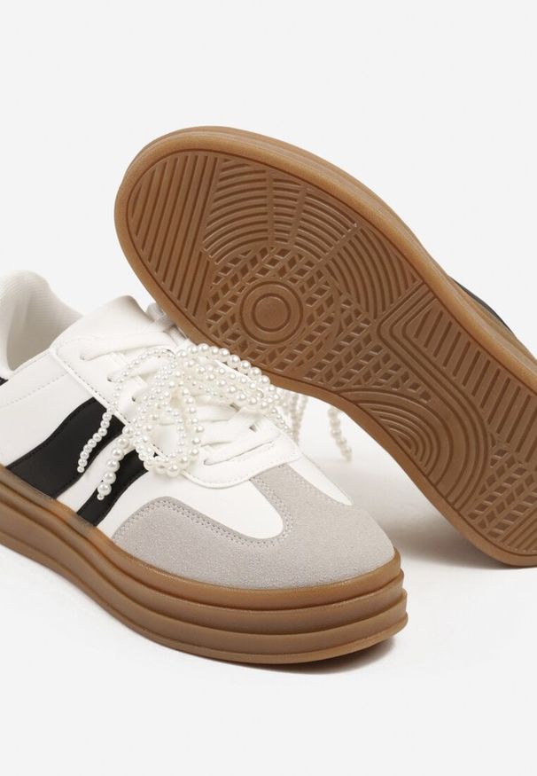 Born2be - Białe Sneakersy z Odpinaną Zawieszką z Pereł na Niskiej Platformie Anobe. Okazja: na co dzień. Zapięcie: sznurówki. Kolor: biały. Materiał: jeans. Obcas: na platformie. Wysokość obcasa: niski