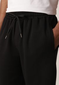 Born2be - Czarne Szorty Dresowe z Bawełną i Sznurkami Leofiel. Okazja: na co dzień, na spacer. Kolor: czarny. Materiał: bawełna, dresówka. Wzór: napisy. Styl: casual, klasyczny #8