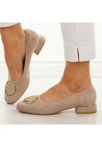 Beżowe zamsz Polskie czółenka damskie Suzana 2520. Okazja: na co dzień. Kolor: beżowy. Materiał: zamsz. Szerokość cholewki: normalna. Wzór: aplikacja. Sezon: wiosna, lato, jesień. Obcas: na obcasie. Styl: wizytowy, casual, klasyczny, elegancki #1