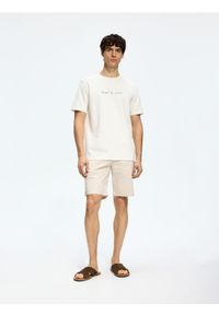 Reserved - Strukturalny t-shirt regular fit - złamana biel. Materiał: bawełna, dzianina #1