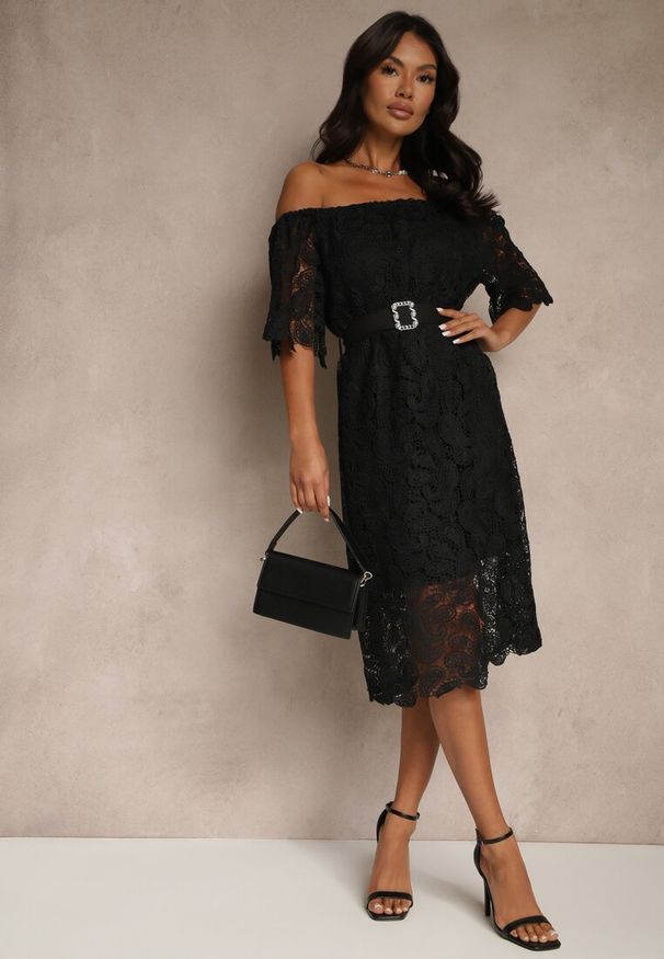 Renee - Czarna Sukienka z Bawełną z Paskiem z Klamrą Perełkami i Cyrkoniami Neralisse. Kolor: czarny. Materiał: bawełna. Styl: elegancki, klasyczny