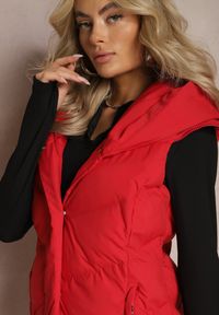 Renee - Czerwona Pikowana Kamizelka z Kapturem Roobani. Typ kołnierza: kaptur. Kolor: czerwony. Materiał: futro. Długość: długie. Wzór: aplikacja. Styl: elegancki #5