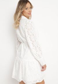 Born2be - Biała Taliowana Sukienka Bawełniana z Materiałowym Paskiem i Ażurowymi Rękawami Kluriona. Okazja: na co dzień. Typ kołnierza: dekolt w serek. Kolor: biały. Materiał: bawełna, materiał. Wzór: ażurowy. Typ sukienki: proste. Styl: casual, elegancki #6