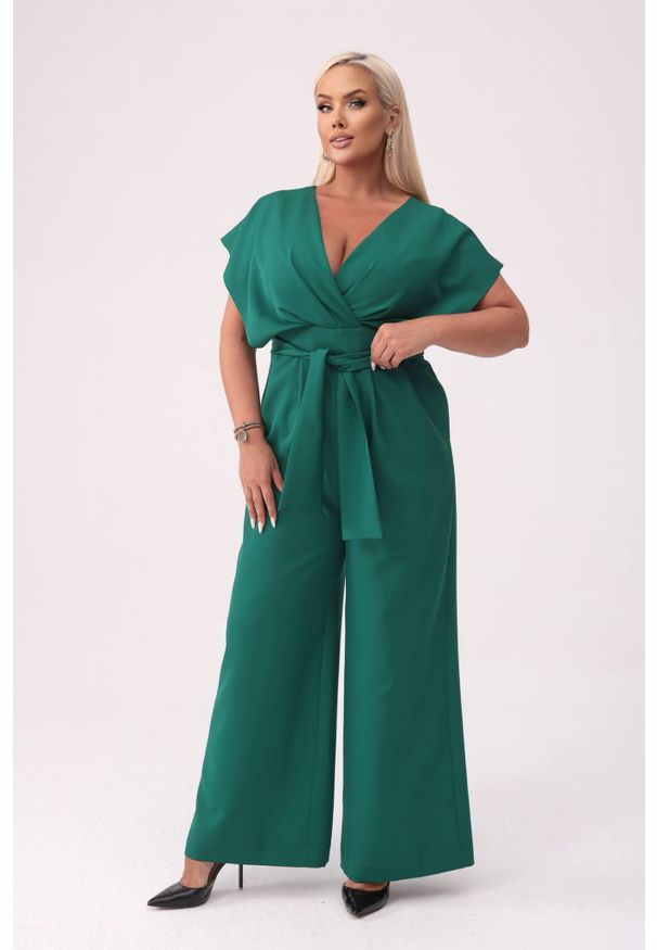 Moda Size Plus Iwanek - Elegancki kombinezon Valentina w kolorze butelkowej zieleni XXL OVERSIZE. Okazja: na imprezę. Stan: podwyższony. Kolor: zielony. Materiał: tkanina, elastan, poliester. Długość: krótkie. Wzór: gładki. Styl: elegancki