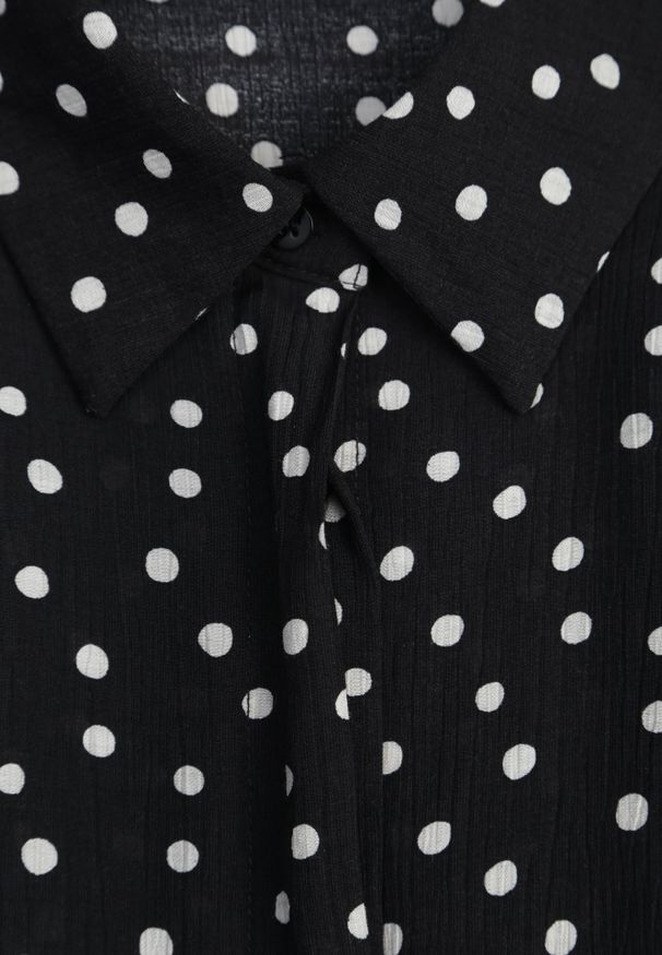 Renee - Czarna Wiskozowa Sukienka w Kropeczki o Koszulowym Kroju z Wiązanym Paskiem Jynyra. Kolor: czarny. Materiał: wiskoza. Sezon: lato. Typ sukienki: koszulowe. Styl: elegancki, retro, klasyczny