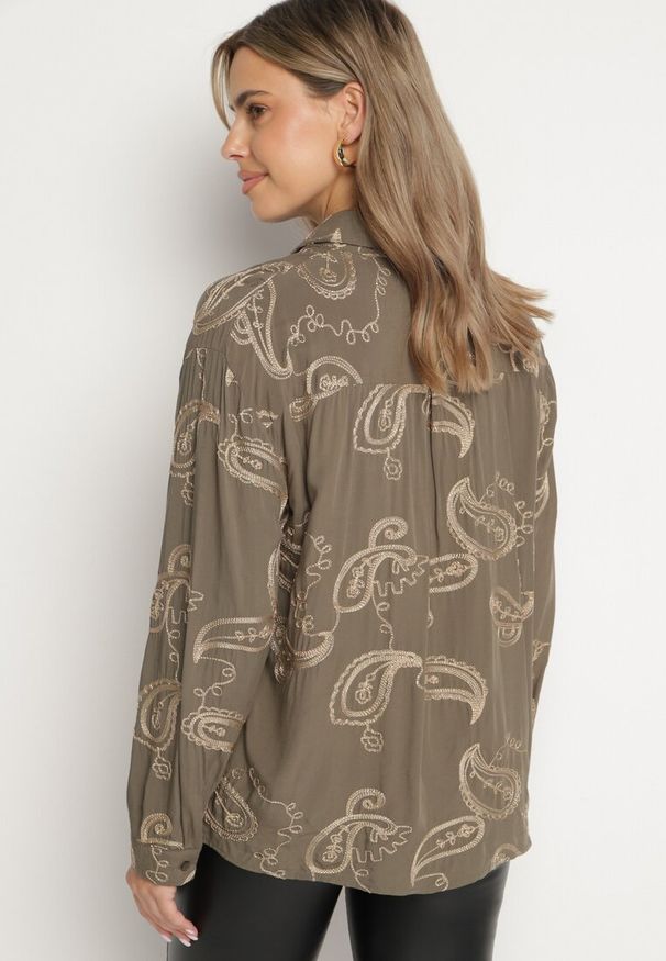 Born2be - Zielona Wiskozowa Koszula Ozdobiona Haftem i Metaliczną Nitką Melonise. Okazja: na co dzień. Kolor: zielony. Materiał: wiskoza. Wzór: aplikacja, haft. Styl: elegancki, casual, klasyczny