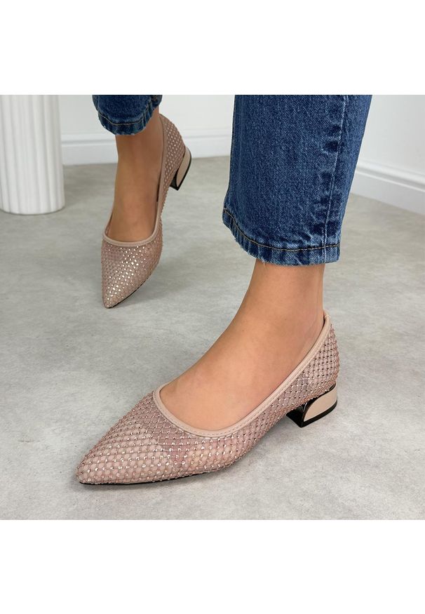 Beżowe czółenka damskie na obacasie Vinceza 62294. Kolor: beżowy. Materiał: skóra. Szerokość cholewki: normalna. Wzór: aplikacja. Sezon: wiosna, lato. Obcas: na obcasie. Styl: wizytowy, klasyczny, elegancki. Wysokość obcasa: średni