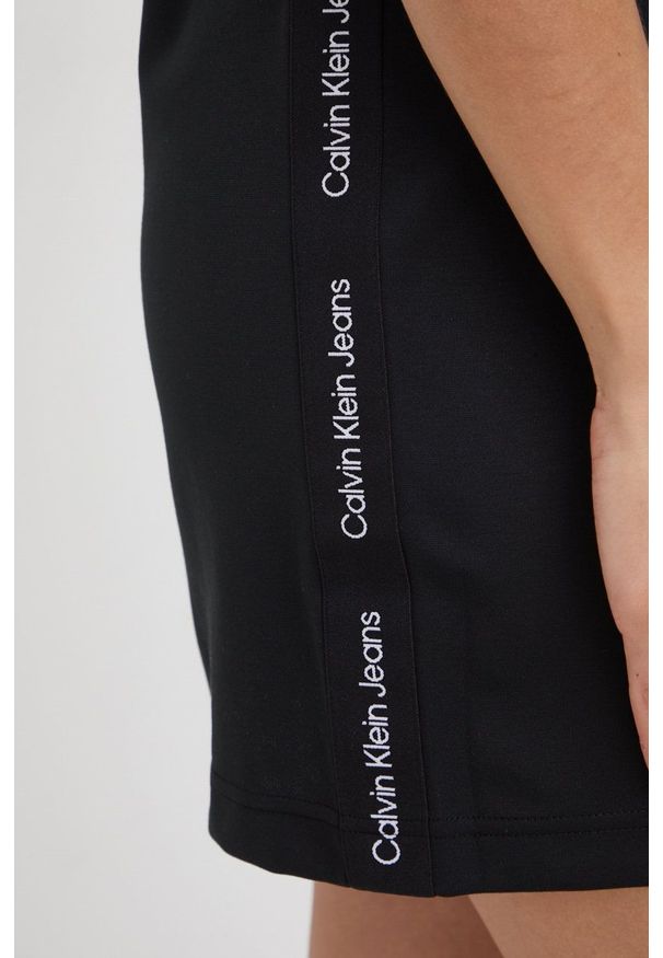 Calvin Klein Jeans sukienka kolor czarny mini prosta. Okazja: na co dzień. Kolor: czarny. Materiał: dzianina, włókno. Długość rękawa: krótki rękaw. Wzór: aplikacja. Typ sukienki: proste. Styl: casual. Długość: mini