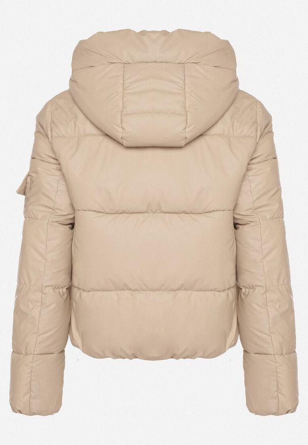 Born2be - Beżowa Pikowana Kurtka Puffer z Kapturem i Ozdobnymi Taśmami Relania. Okazja: na co dzień, na spacer. Typ kołnierza: kaptur. Kolor: złoty. Materiał: poliester, dzianina, skóra. Styl: casual