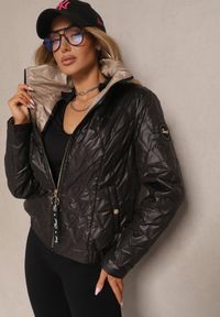 Renee - Czarna Kurtka Pikowana z Elastyczną Gumką w Pasie Zarriva. Okazja: na co dzień. Kolor: czarny. Materiał: jeans. Styl: elegancki, casual #2