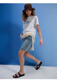 Sinsay - Szorty jeansowe bermudy - turkusowy. Kolor: turkusowy. Materiał: jeans #1