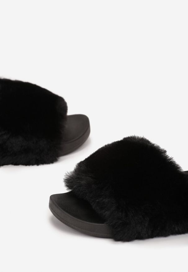 Renee - Czarne Klapki Aphitti. Nosek buta: otwarty. Kolor: czarny. Materiał: guma, jeans, materiał, futro. Sezon: lato. Styl: klasyczny