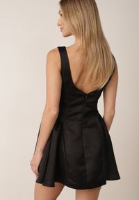 Born2be - Czarna Elegancka Sukienka o Rozkloszowanym Kroju Bez Rękawów Eupene. Okazja: na co dzień. Kolor: czarny. Długość rękawa: bez rękawów. Typ sukienki: proste, rozkloszowane. Styl: elegancki #3