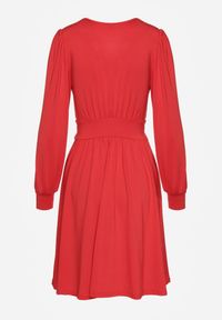 Renee - Czerwona Sukienka z Wiskozą o Rozkloszowanym Kroju Selaitea. Okazja: na randkę. Typ kołnierza: dekolt w serek. Kolor: czerwony. Materiał: wiskoza. Styl: elegancki #7