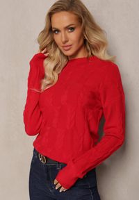 Renee - Czerwony Warkoczowy Sweter z Długim Rękawem i Ściągaczami Kaviss. Kolor: czerwony. Materiał: dzianina. Długość rękawa: długi rękaw. Długość: długie. Wzór: ze splotem. Styl: klasyczny #1