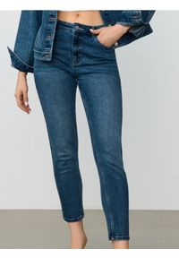 Sinsay - Spodnie jeansowe mom fit - niebieski. Kolor: niebieski