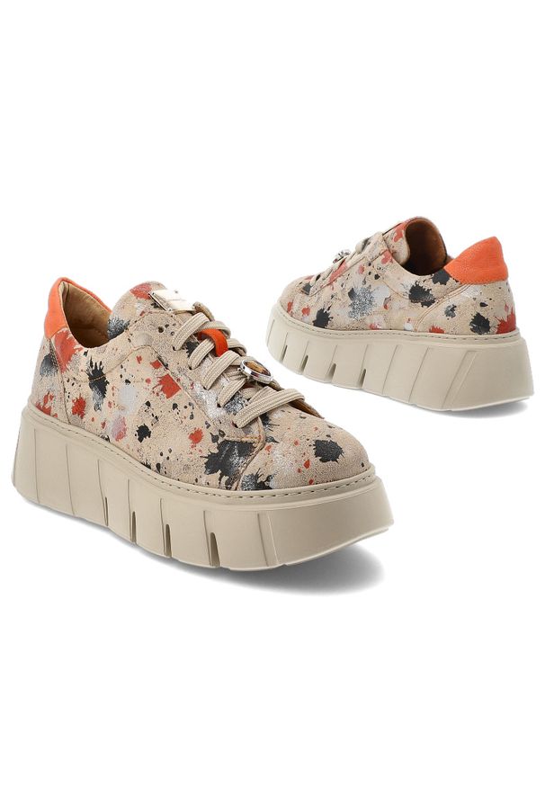 Pomarańczowe Sneakersy Maciejka Stylowe Obuwie Damskie Z Ciekawą Cholewką. Zapięcie: sznurówki. Kolor: beżowy. Materiał: skóra. Szerokość cholewki: normalna. Wzór: aplikacja. Styl: elegancki