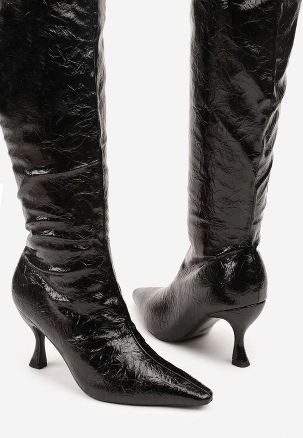 Renee - Czarne Kozaki Vices na Szpilce w Stylu Slouchy z Efektem Cracked Todvire. Okazja: na co dzień. Kolor: czarny. Materiał: jeans. Obcas: na szpilce. Styl: elegancki, casual