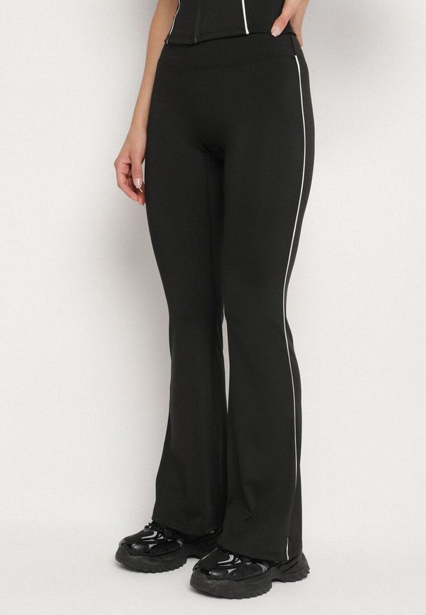 Born2be - Czarny Komplet Sportowy Rozpinana Koszulka i Spodnie Typu Dzwony Lumorise. Kolor: czarny