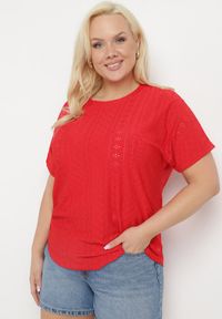 Born2be - Czerwony T-shirt Koszulka z Krótkim Rękawem o Ażurowym Wykończeniu Meaara. Okazja: na spotkanie biznesowe, na co dzień. Kolekcja: plus size. Kolor: czerwony. Długość rękawa: krótki rękaw. Długość: krótkie. Wzór: ażurowy. Sezon: lato. Styl: casual, klasyczny, biznesowy #1