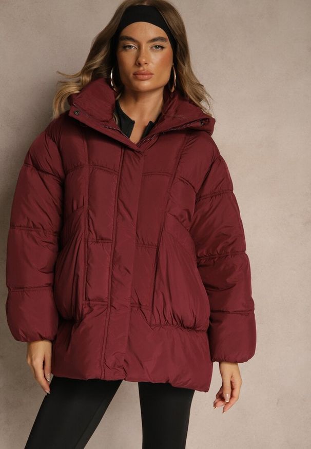 Renee - Bordowa Puchowa Kurtka Oversize z Pikowanymi Przeszyciami i Kapturem Galeana. Okazja: na co dzień. Kolor: czerwony. Materiał: puch. Sezon: zima. Styl: elegancki, casual