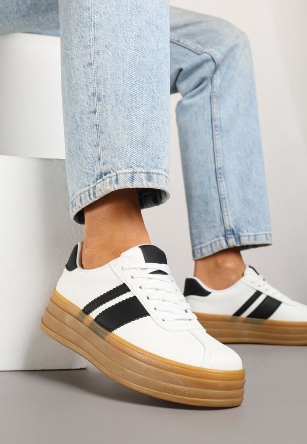 Born2be - Białe Sneakersy w Stylu Klasycznych Tenisówek z Ozdobnymi Paskami Dellien. Okazja: na co dzień. Zapięcie: pasek. Kolor: biały. Materiał: jeans