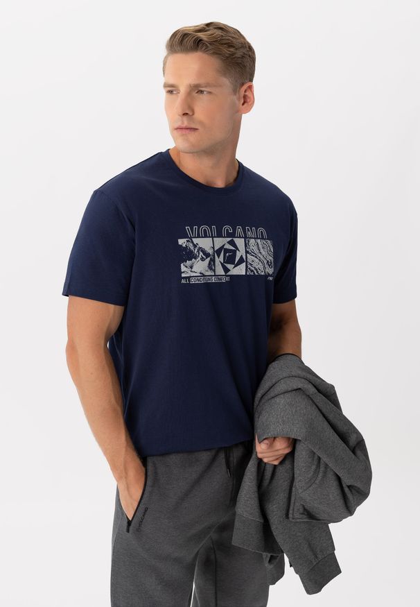 Volcano - T-shirt z outdoorowym nadrukiem, Comfort Fit, T-KELLY. Materiał: bawełna. Długość rękawa: krótki rękaw. Długość: krótkie. Wzór: nadruk