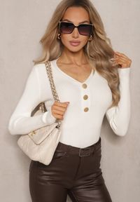 Renee - Biały Prążkowany Sweter z Bawełną i Guzikami Mirisia. Okazja: na co dzień, na spotkanie biznesowe, do pracy. Typ kołnierza: dekolt w kształcie V. Kolor: biały. Materiał: bawełna, prążkowany. Styl: biznesowy, casual, elegancki #4