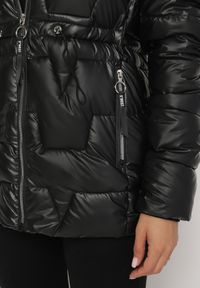 Born2be - Czarna Pikowana Kurtka z Kapturem z Futerkiem Flavara. Typ kołnierza: kaptur. Kolor: czarny. Materiał: futro #3