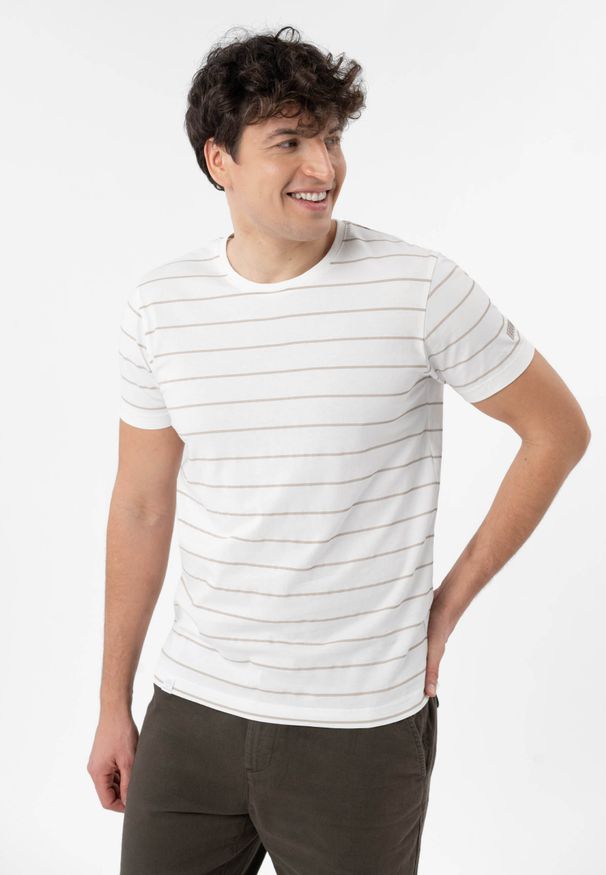 Volcano - T-shirt w paski TM-ALLY. Okazja: na co dzień. Kolor: kremowy. Materiał: bawełna, jeans, materiał. Długość rękawa: krótki rękaw. Długość: krótkie. Wzór: paski. Styl: casual, klasyczny