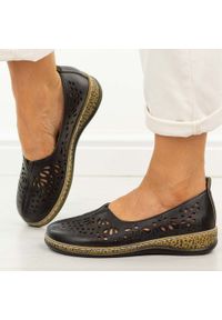 POTOCKI - Czarne ażurowe półbuty damskie Potocki 90392. Okazja: na co dzień. Kolor: czarny. Materiał: skóra. Szerokość cholewki: normalna. Wzór: ażurowy. Sezon: wiosna, lato. Styl: casual, klasyczny, elegancki #1