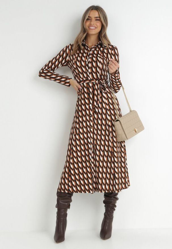 Born2be - Brązowa Sukienka Koszulowa w Geometryczny Wzór Kelsam. Kolor: brązowy. Wzór: geometria. Typ sukienki: koszulowe. Styl: elegancki