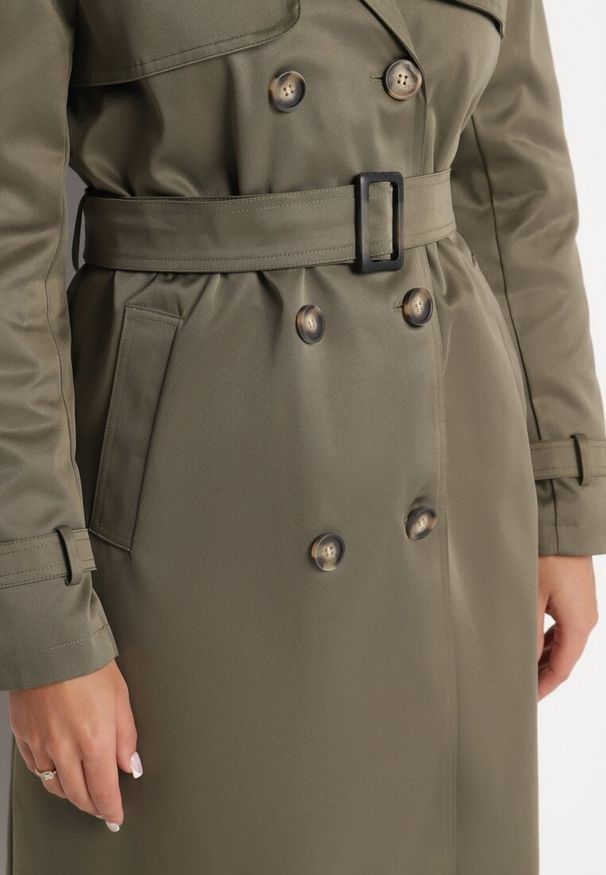 Born2be - Zielony Płaszcz Trencz Dwurzędowy Ozdobiony Paskiemz Klamrą Tinbella. Okazja: na co dzień. Kolor: zielony. Materiał: jeans. Wzór: aplikacja. Styl: elegancki, casual, klasyczny