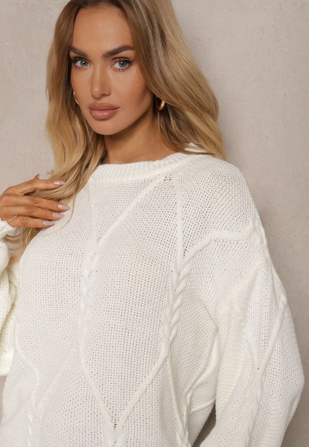 Renee - Biały Sweter z Ozdobnym Tłoczeniem i Ściągaczami Temariel. Okazja: na spotkanie biznesowe, do pracy. Kolor: biały. Materiał: jeans. Długość rękawa: długi rękaw. Długość: długie. Wzór: geometria. Styl: elegancki, biznesowy