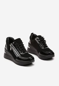 Born2be - Czarne Sneakersy na Koturnie Ozdobione Suwakiem i Literkami Telluara. Kolor: czarny. Wzór: aplikacja. Obcas: na koturnie. Wysokość obcasa: średni #6