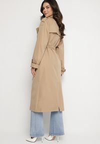 Born2be - Beżowy Długi Płaszcz Trencz Dwurzędowy z Paskiem w Talii Cadenite. Typ kołnierza: kolnierz wykładany. Kolor: beżowy. Długość: długie #3