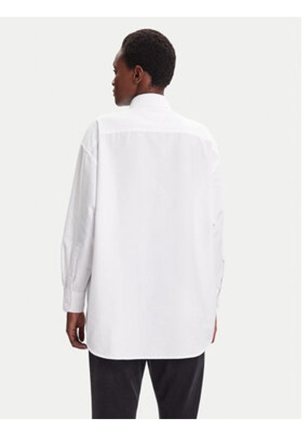 Tommy Jeans Koszula Badge DW0DW20988 Biały Oversize. Kolor: biały. Materiał: syntetyk