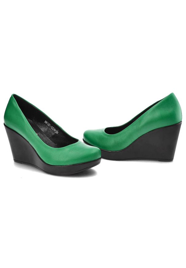 Zielone Czółenka Karino Damskie Półbuty Na Koturnie. Okazja: na co dzień, do pracy, na spotkanie biznesowe. Zapięcie: bez zapięcia. Kolor: zielony. Materiał: skóra. Szerokość cholewki: normalna. Wzór: gładki. Obcas: na koturnie. Styl: klasyczny, casual, biznesowy