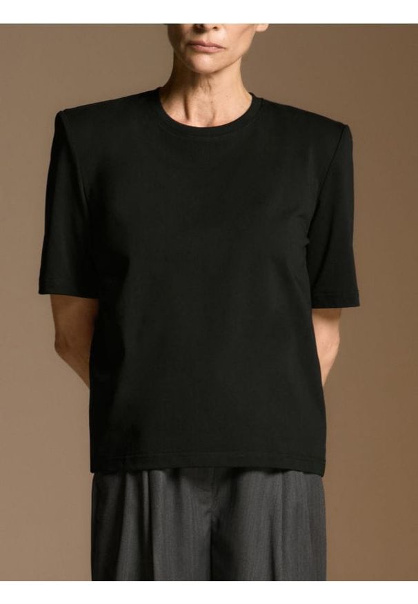 Reserved - T-shirt z poduszkami na ramionach - czarny. Kolor: czarny. Materiał: dzianina, bawełna