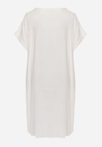 Born2be - Biała Pudełkowa Sukienka z Lnem i Wiskozą Zdobiona Metalicznym Guzikiem Phisoth. Okazja: na co dzień, do pracy, na spotkanie biznesowe. Kolekcja: plus size. Kolor: biały. Materiał: wiskoza, len. Wzór: aplikacja. Sezon: lato. Typ sukienki: dla puszystych, proste. Styl: casual, biznesowy, elegancki #5