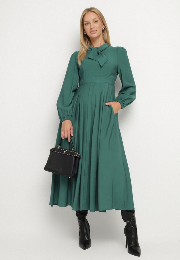 Born2be - Zielona Wiskozowa Plisowana Sukienka z Wiązaniem Asorrise. Okazja: na co dzień. Kolor: zielony. Materiał: wiskoza. Styl: casual, elegancki