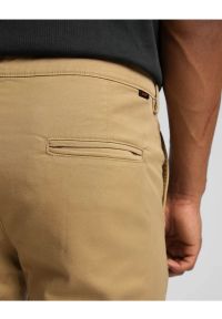 Lee - LEE MĘSKIE SPODNIE MATERIAŁOWE LEE SLIM CHINO CLAY L71LTY60 112324935. Materiał: materiał